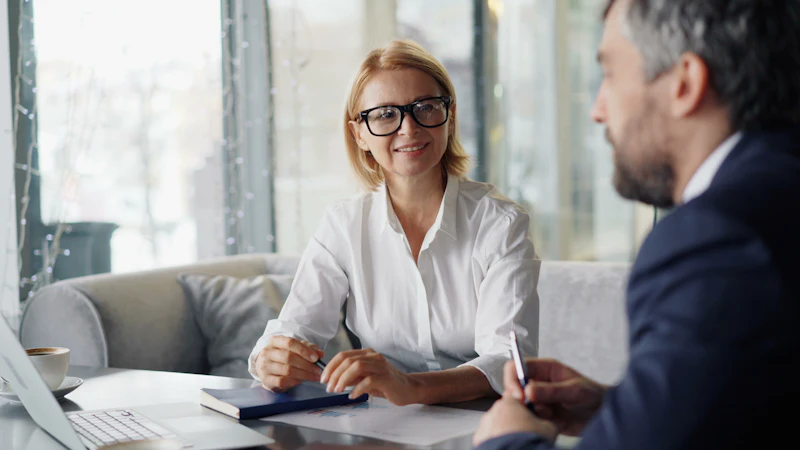 Consultora atendendo cliente