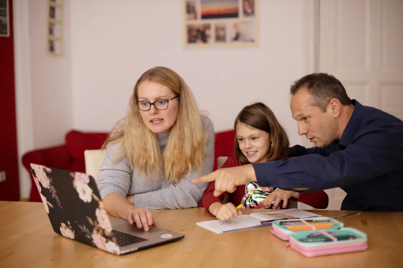Família planejando junta no notebook