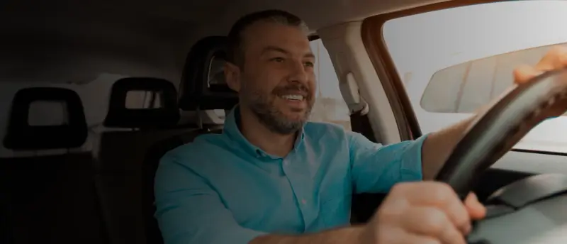 Motorista sorrindo ao volante